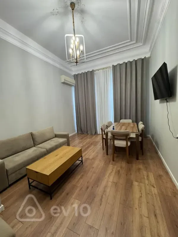 Kirayə verilir 2 otaqlı köhnə tikili 60 m²