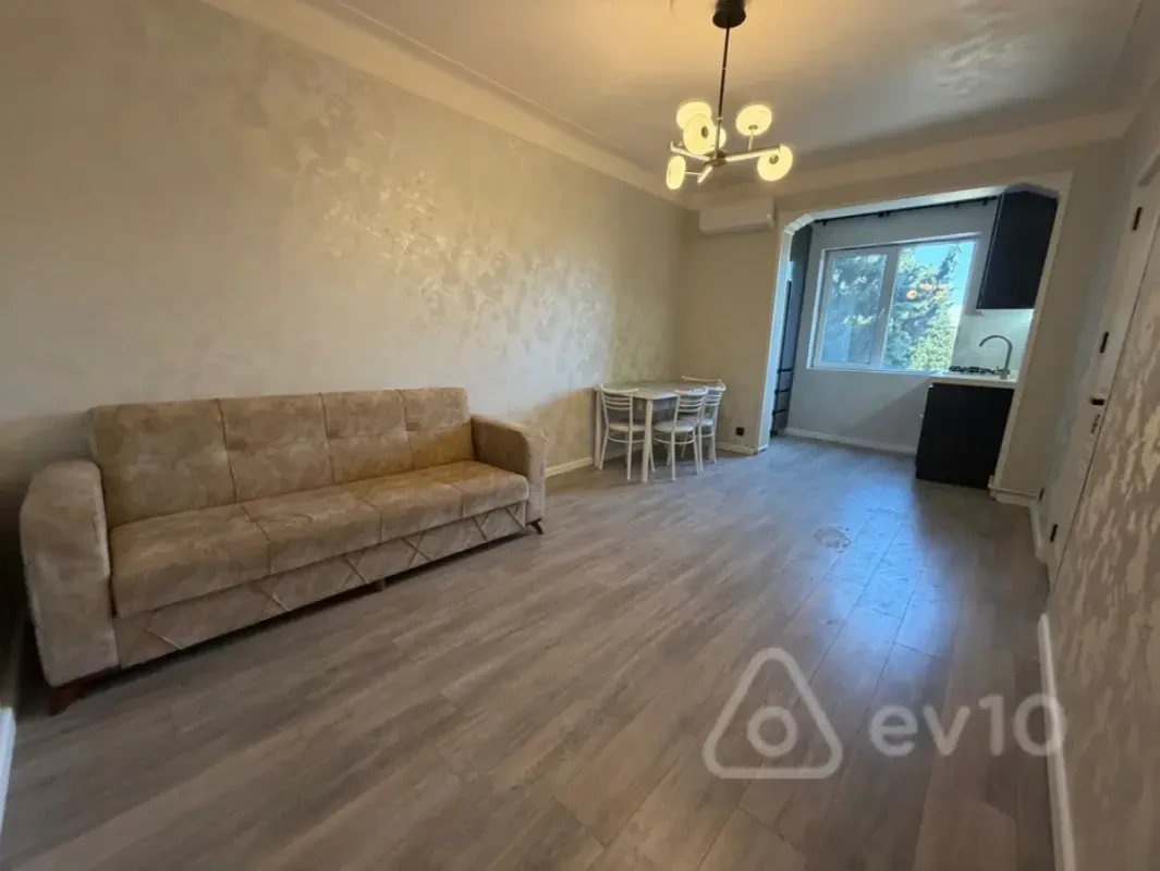 Kirayə verilir 2 otaqlı köhnə tikili 42 m²