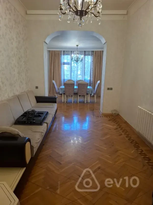 Kirayə verilir 2 otaqlı köhnə tikili 70 m²