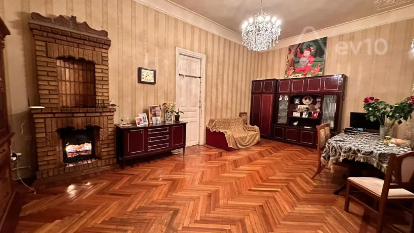 Satılır 3 otaqlı köhnə tikili 120 m²