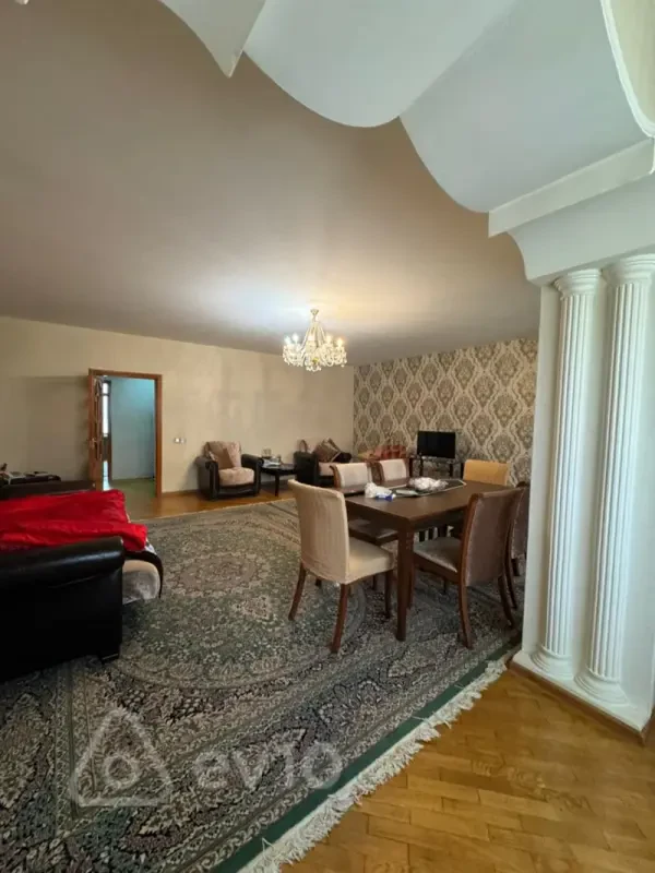 Satılır 4 otaqlı köhnə tikili 110 m²