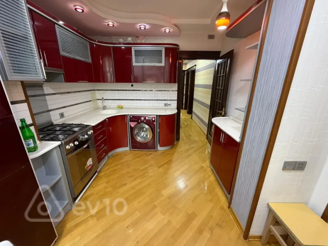 Kirayə verilir 4 otaqlı köhnə tikili 100 m²
