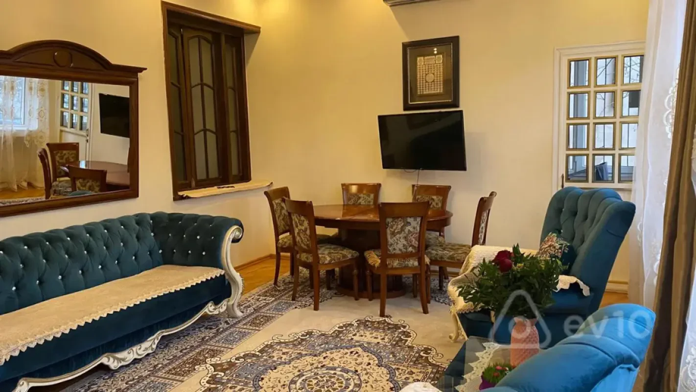 Kirayə verilir 4 otaqlı köhnə tikili 130 m²