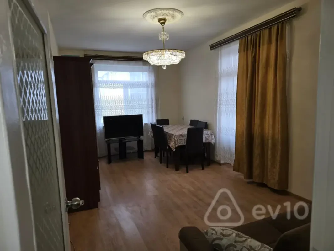 Kirayə verilir 2 otaqlı köhnə tikili 55 m²