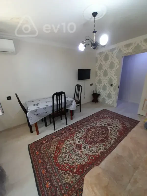 Kirayə verilir 2 otaqlı köhnə tikili 60 m²