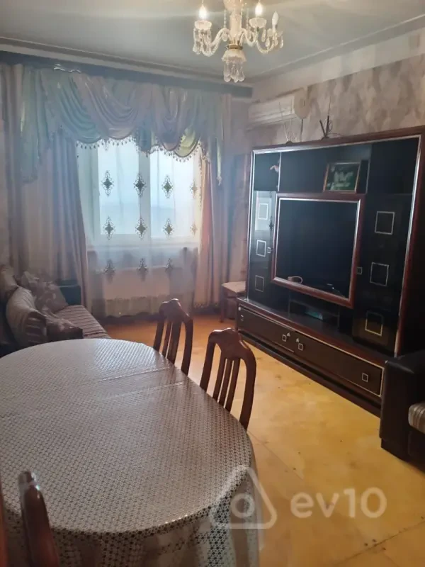 Kirayə verilir 2 otaqlı köhnə tikili 50 m²