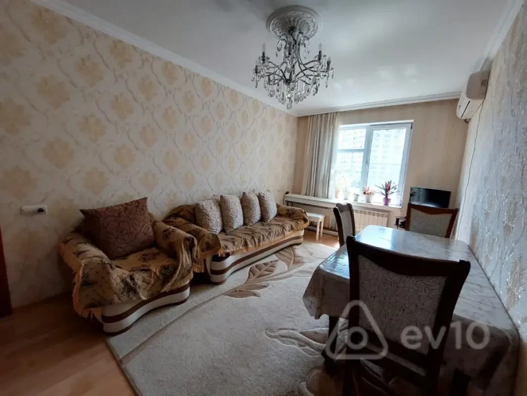Kirayə verilir 3 otaqlı köhnə tikili 8 m²