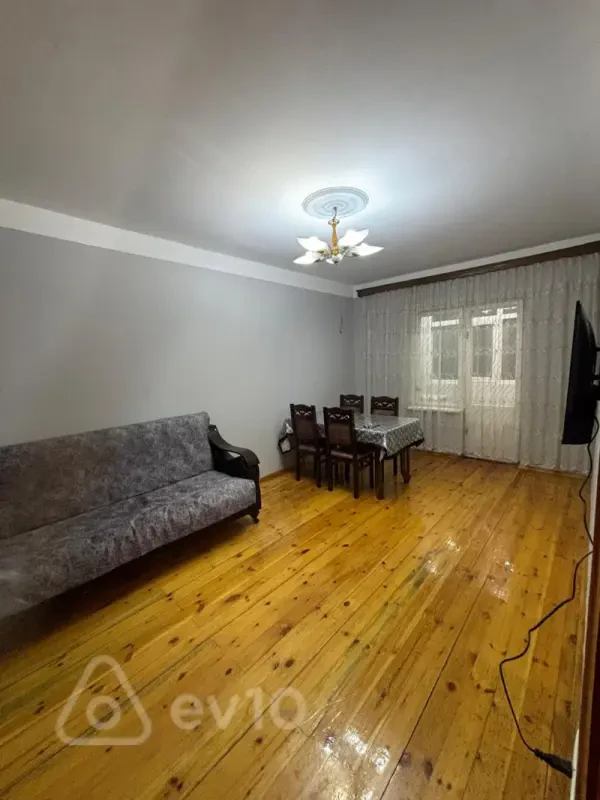 Kirayə verilir 2 otaqlı köhnə tikili 55 m²