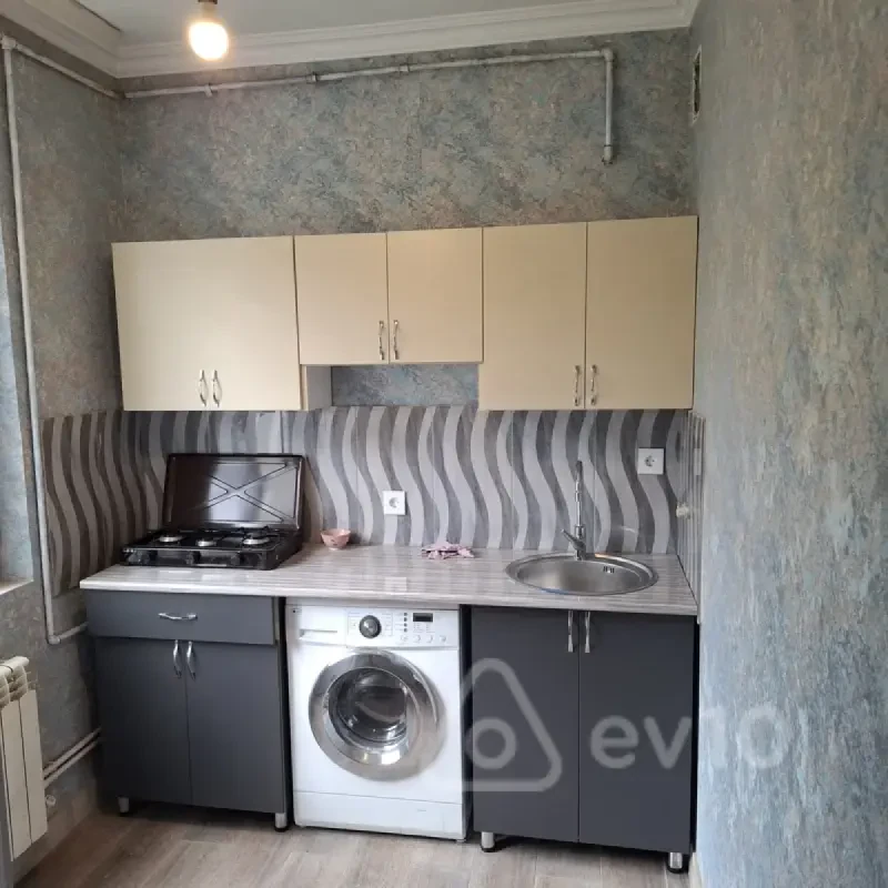 Kirayə verilir 2 otaqlı köhnə tikili 50 m²