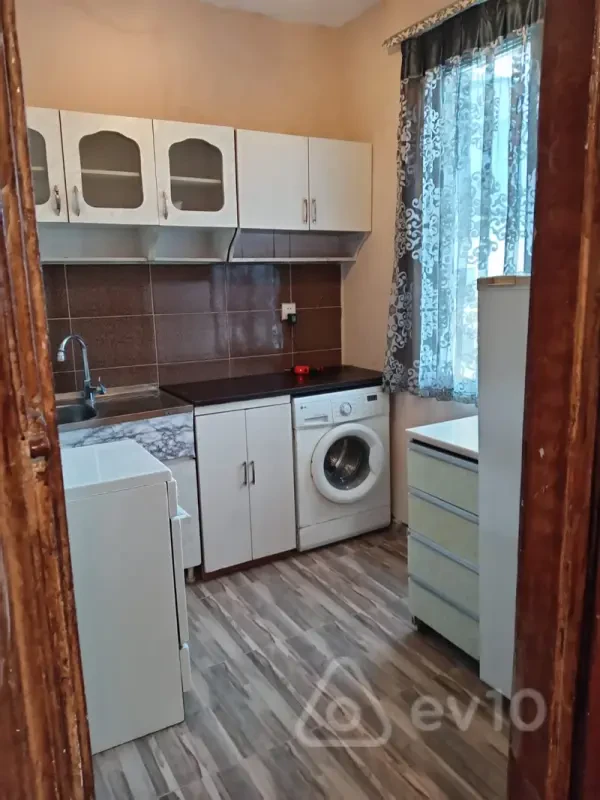 Kirayə verilir 2 otaqlı köhnə tikili 60 m²