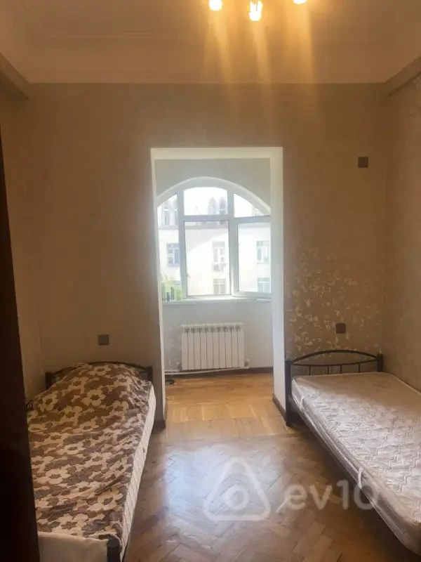 Kirayə verilir 3 otaqlı köhnə tikili 120 m²