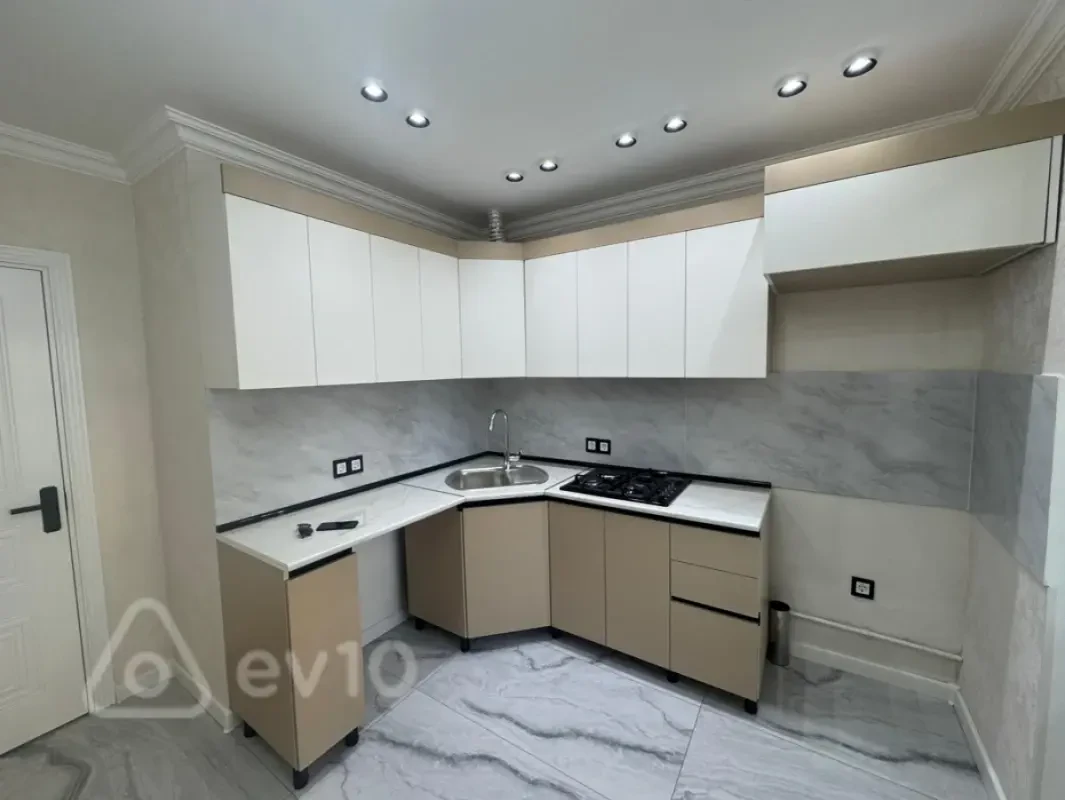Satılır 3 otaqlı köhnə tikili 75 m²