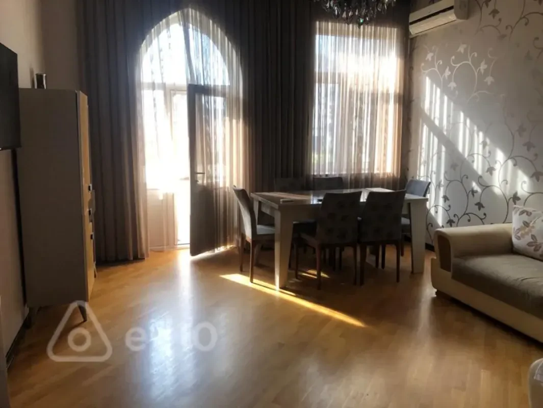 Kirayə verilir 2 otaqlı köhnə tikili 65 m²