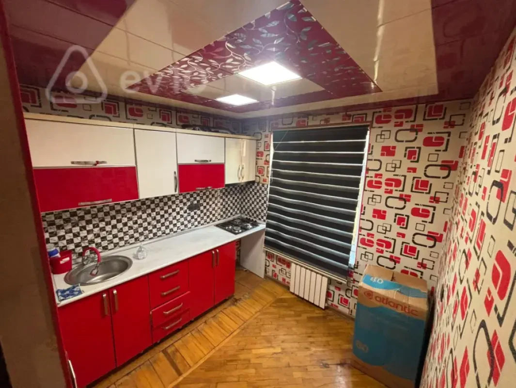 Kirayə verilir 2 otaqlı köhnə tikili 50 m²