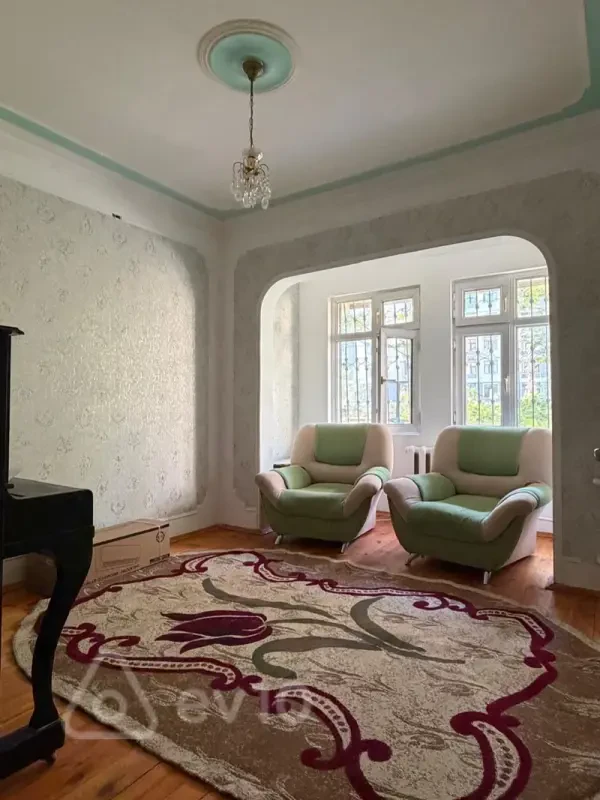 Kirayə verilir 5 otaqlı köhnə tikili 100 m²