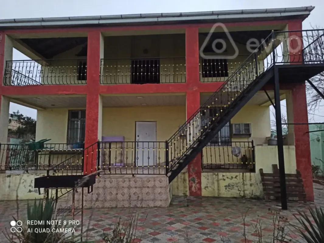 Satılır 6 otaqlı həyət evi 200 m²
