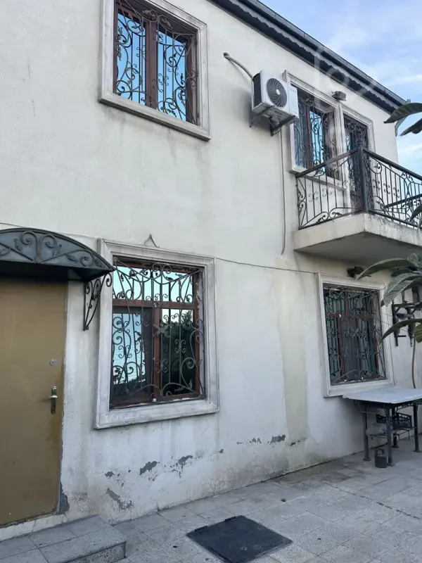 Kirayə verilir 4 otaqlı köhnə tikili 200 m²
