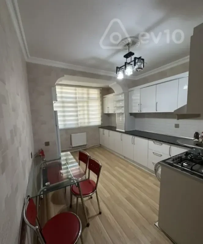 Kirayə verilir 2 otaqlı köhnə tikili 60 m²