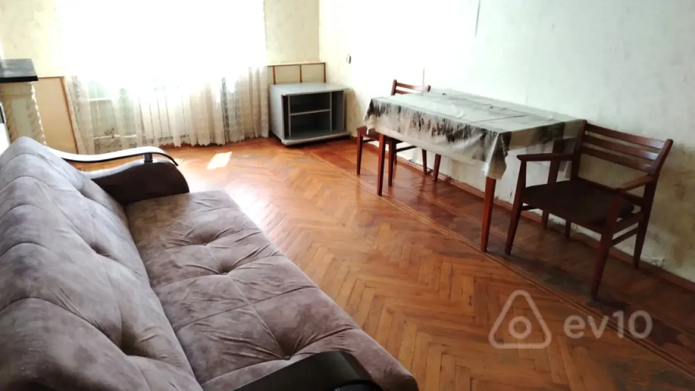 Kirayə verilir 2 otaqlı köhnə tikili 60 m²