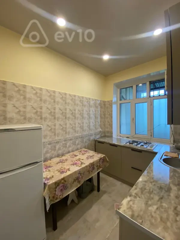 Kirayə verilir 2 otaqlı köhnə tikili 64 m²