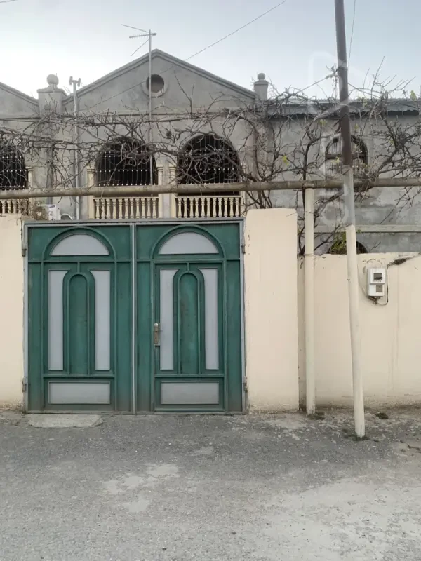 Satılır 10 otaqlı həyət evi 270 m²