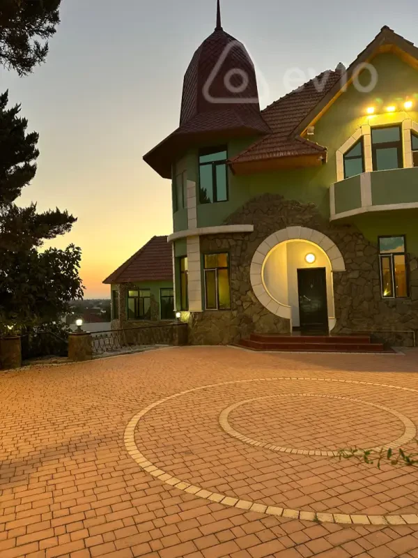 Kirayə verilir 9 otaqlı həyət evi 800 m²