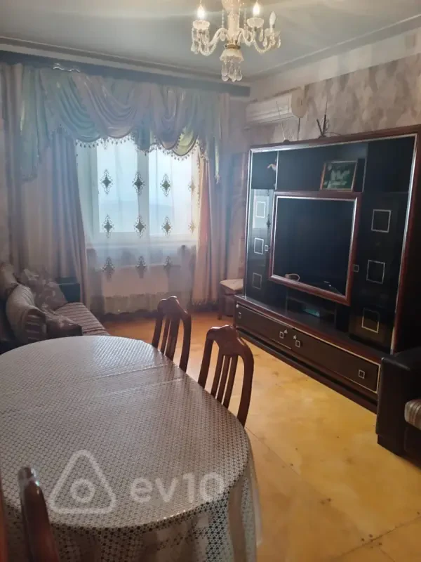 Kirayə verilir 2 otaqlı köhnə tikili 55 m²