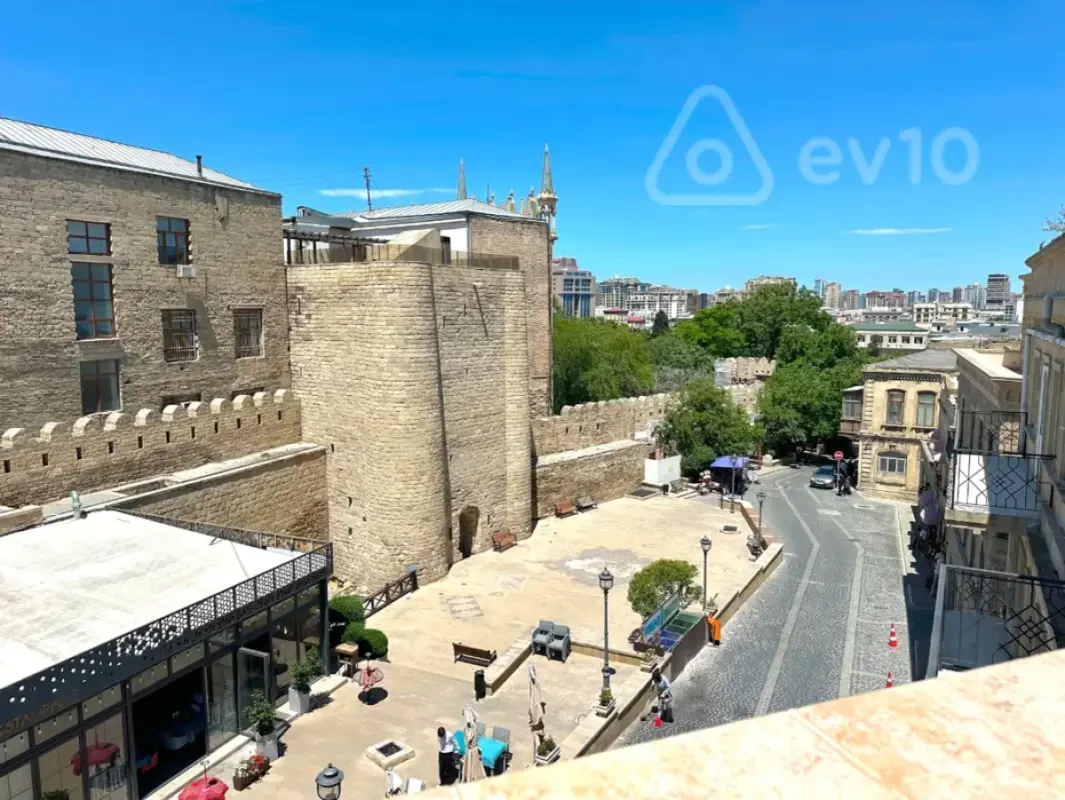 Kirayə verilir 3 otaqlı köhnə tikili 150 m²
