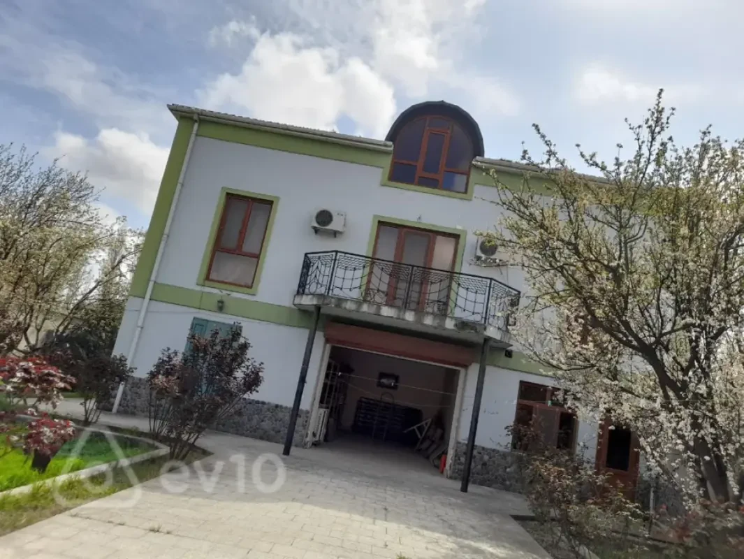Satılır 5 otaqlı həyət evi 480 m²