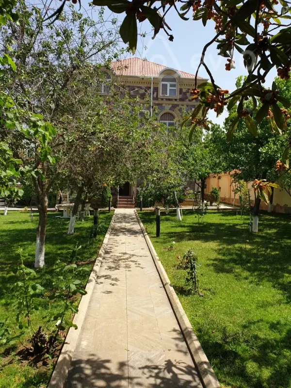 Kirayə verilir 8 otaqlı həyət evi 220 m²