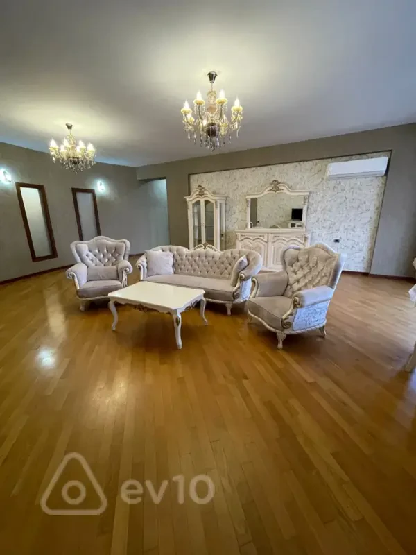 Kirayə verilir 3 otaqlı yeni tikili 190 m²