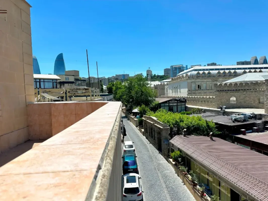 Kirayə verilir 3 otaqlı köhnə tikili 150 m²