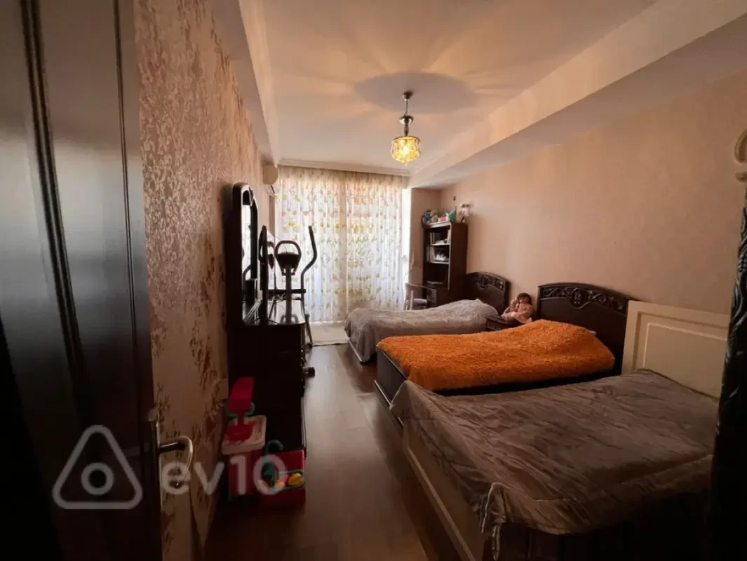 Satılır 3 otaqlı köhnə tikili 140 m²