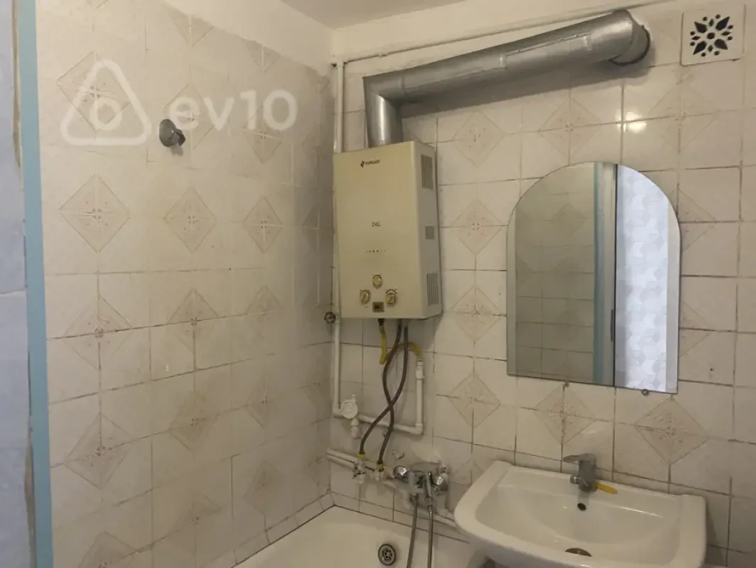 Kirayə verilir 2 otaqlı köhnə tikili 60 m²