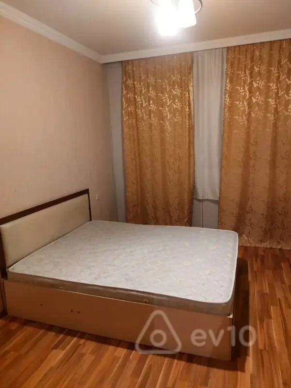 Kirayə verilir 2 otaqlı köhnə tikili 60 m²