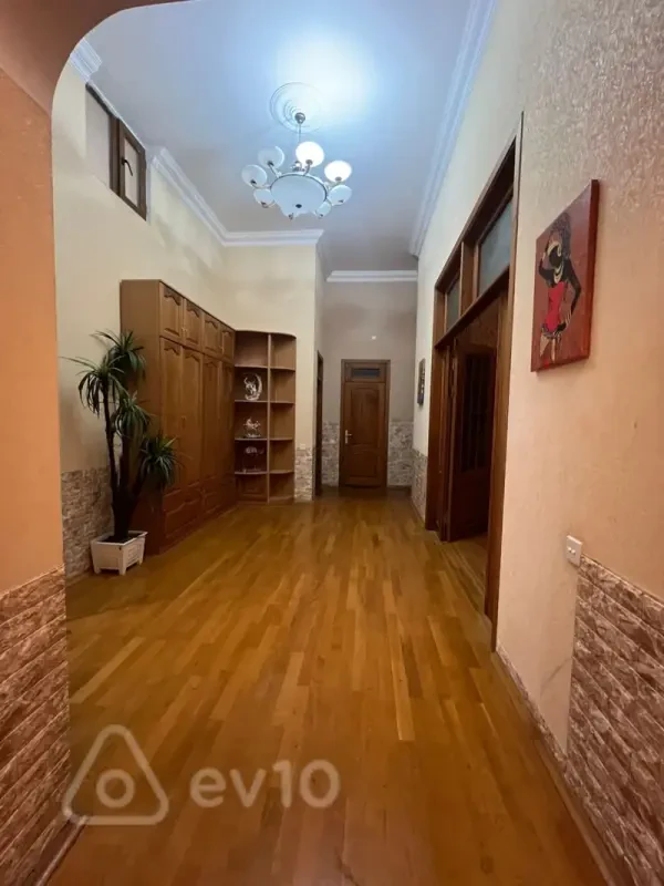 Kirayə verilir 8 otaqlı həyət evi 500 m²