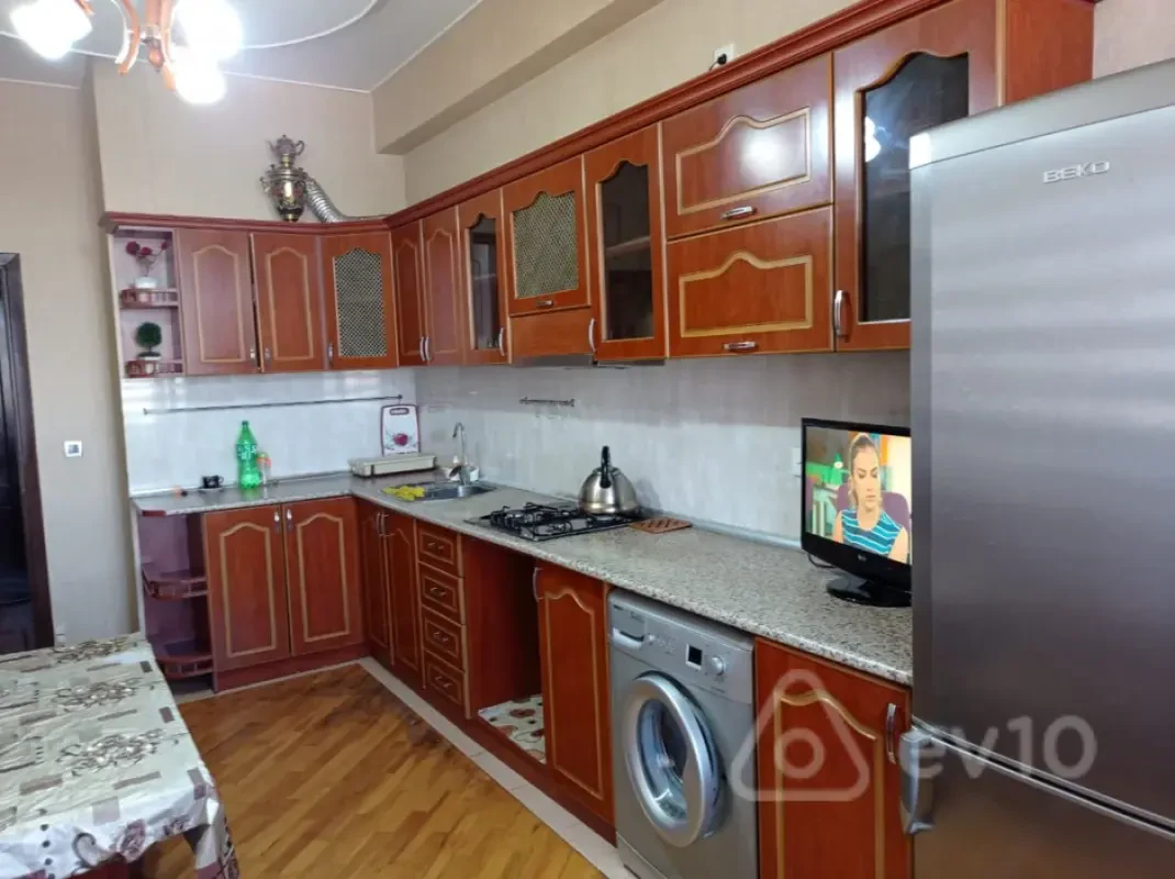 Kirayə verilir 3 otaqlı yeni tikili 140 m²
