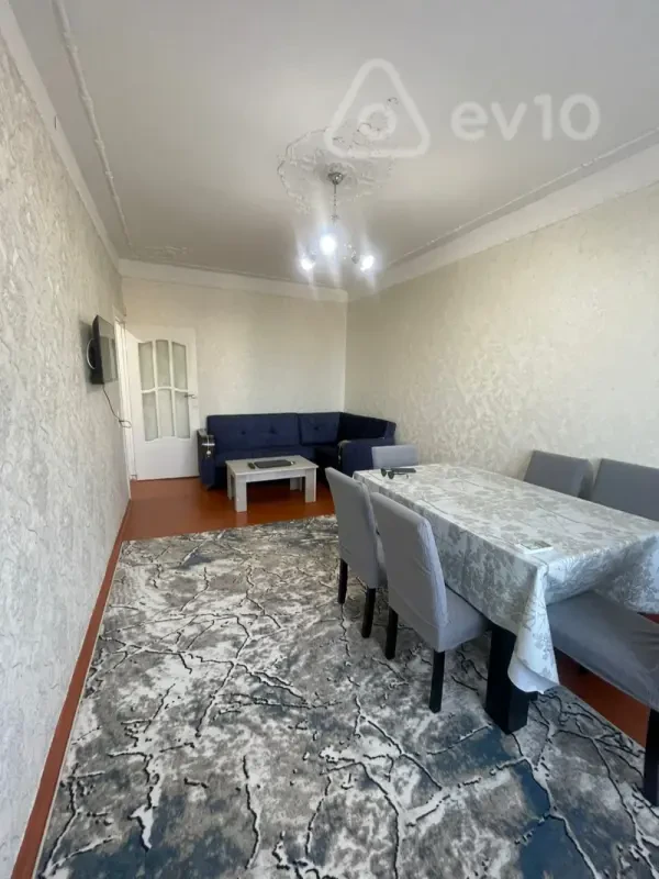 Kirayə verilir 2 otaqlı köhnə tikili 60 m²