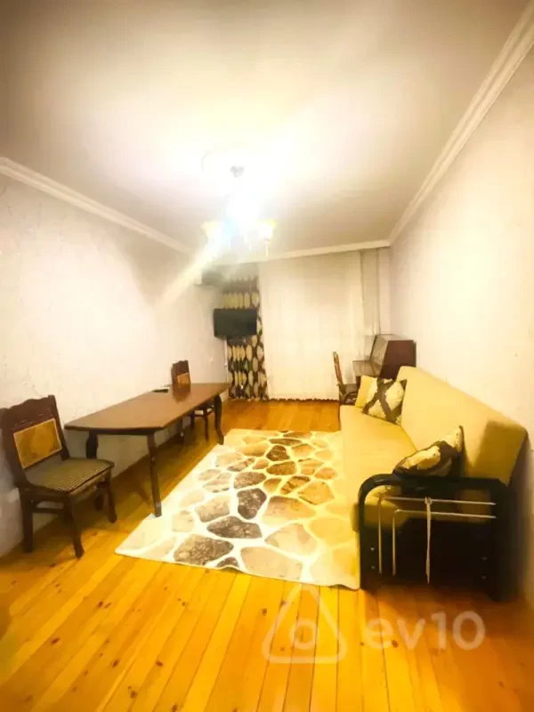Kirayə verilir 2 otaqlı köhnə tikili 60 m²