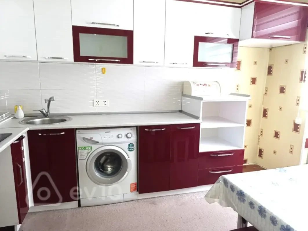 Kirayə verilir 2 otaqlı köhnə tikili 60 m²