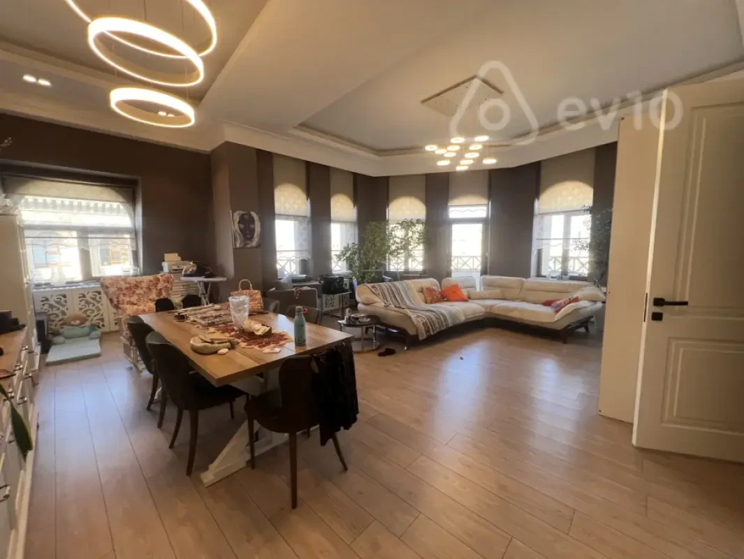 Kirayə verilir 5 otaqlı yeni tikili 200 m²