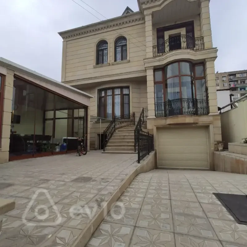 Satılır 5 otaqlı həyət evi 300 m²
