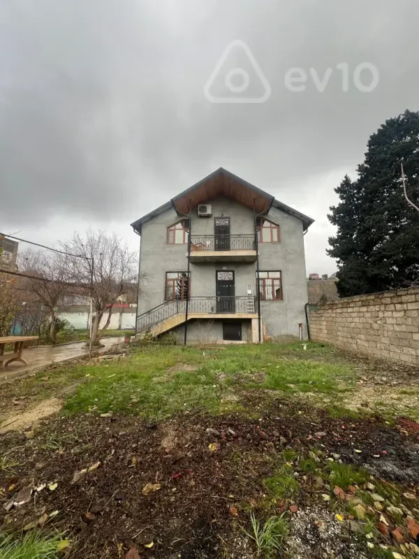 Satılır 5 otaqlı həyət evi 280 m²