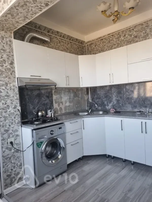 Kirayə verilir 2 otaqlı köhnə tikili 60 m²
