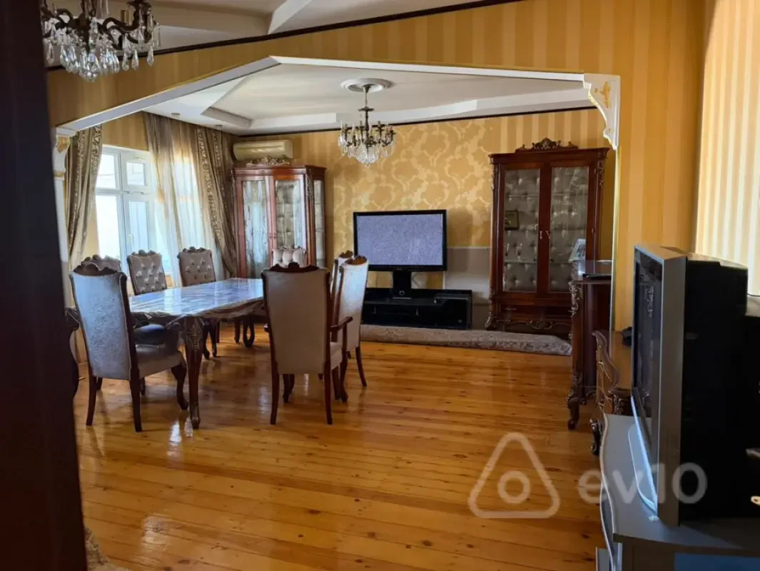 Kirayə verilir 4 otaqlı köhnə tikili 145 m²