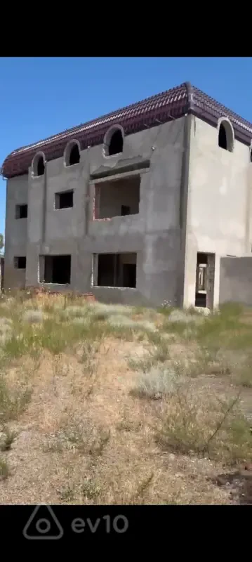 Satılır 10 otaqlı həyət evi 800 m²