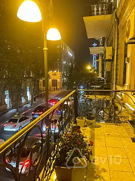 Kirayə verilir 1 otaqlı köhnə tikili 70 m² — Bakı, Səbail 1 otaq 70.00 m²