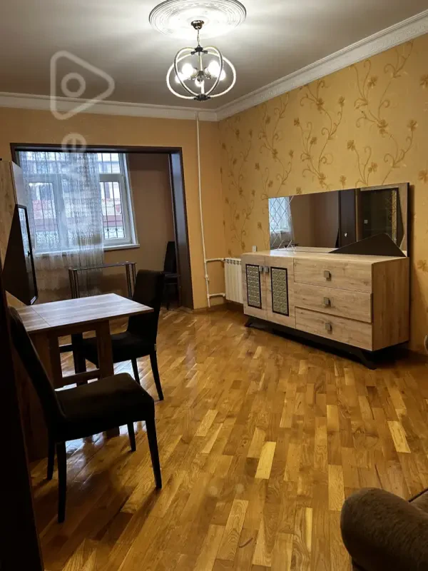 Kirayə verilir 4 otaqlı köhnə tikili 200 m²