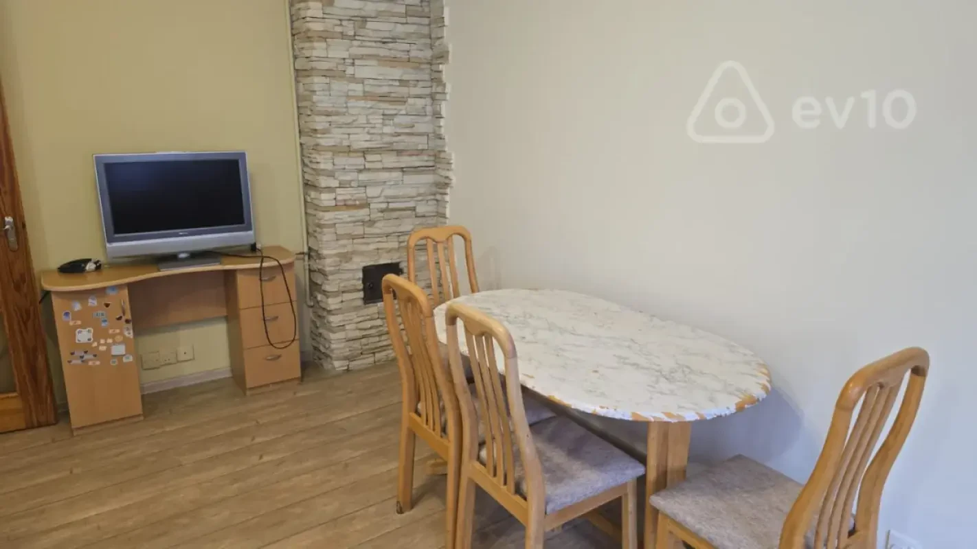 Kirayə verilir 2 otaqlı köhnə tikili 60 m²