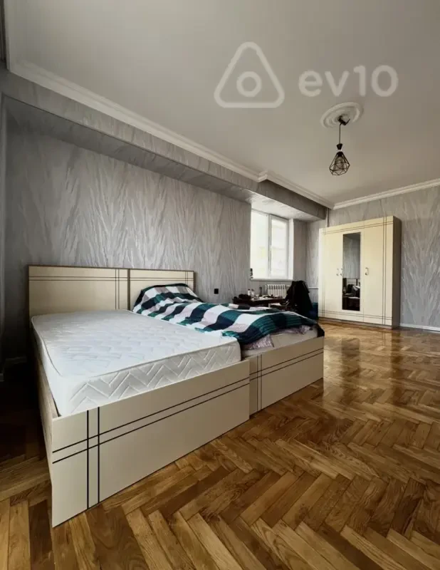 Kirayə verilir 5 otaqlı köhnə tikili 10000000 m²
